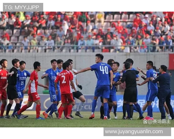 足球球星赛场温情瞬间经典摸头杀引发球迷热议